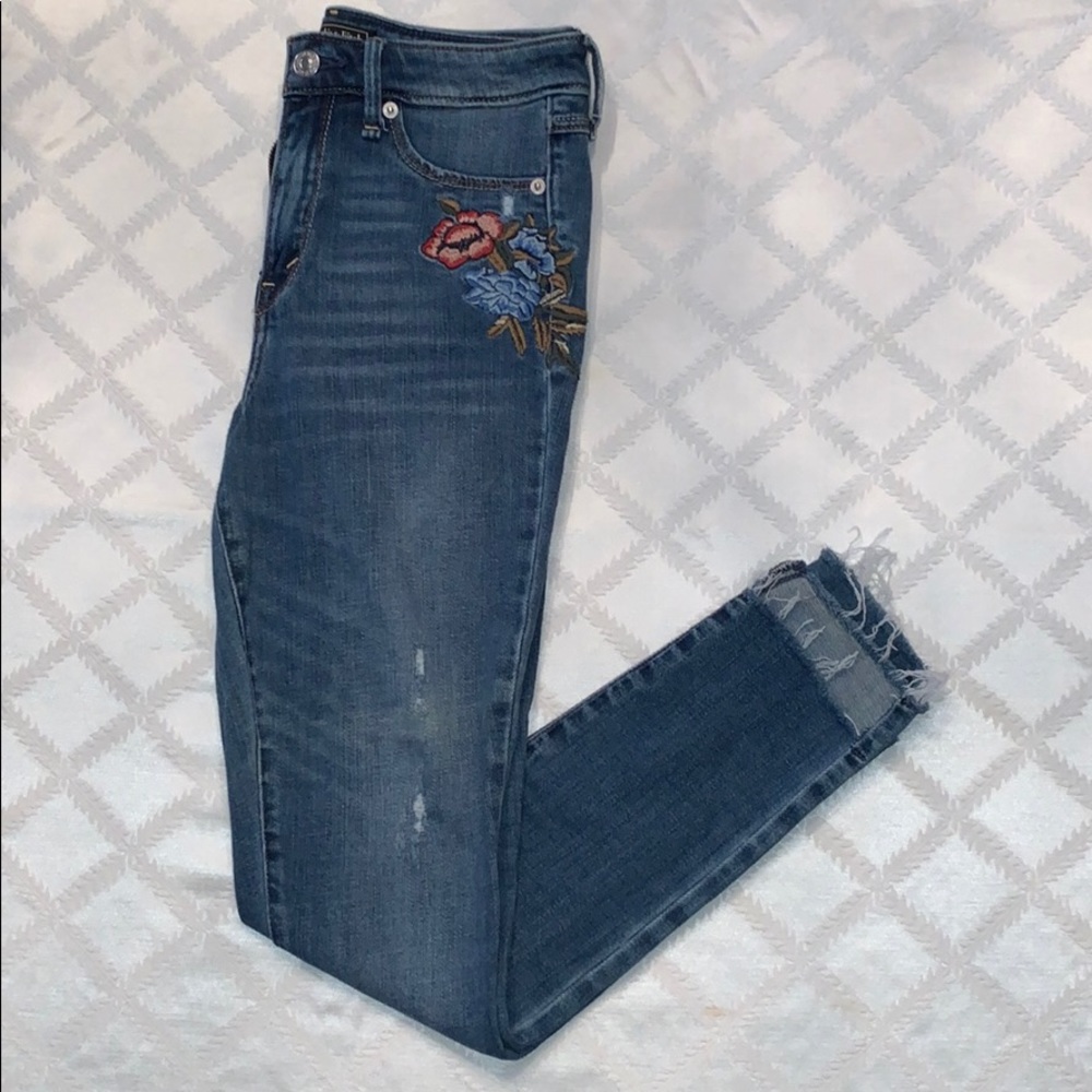 NWOT Abercrombie embroidered jeans